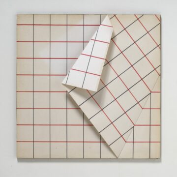 Varisco, Grazia , extra pagina R+N/R+N (rosso+nero), 1975, foglio di cartoncino "schedario" incollato su legno multistrato compensato, tracciato a righe incrociate rosse e nere a pennarello permanente, VAF 1553, Roverto, Mart